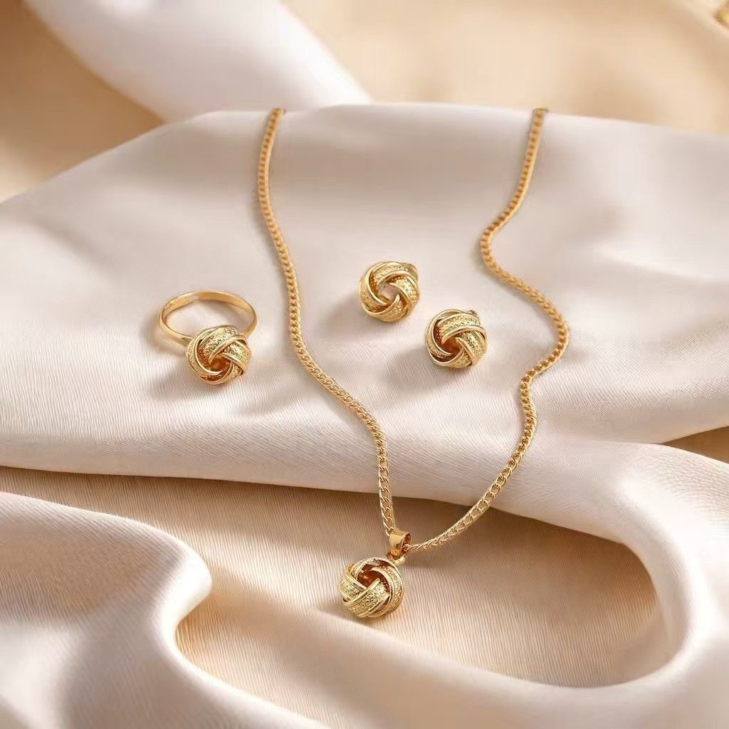 Parure de Bijoux Dorés Nœud Torsadé 3 Pièces – Collier, Bague & Boucles d'Oreilles