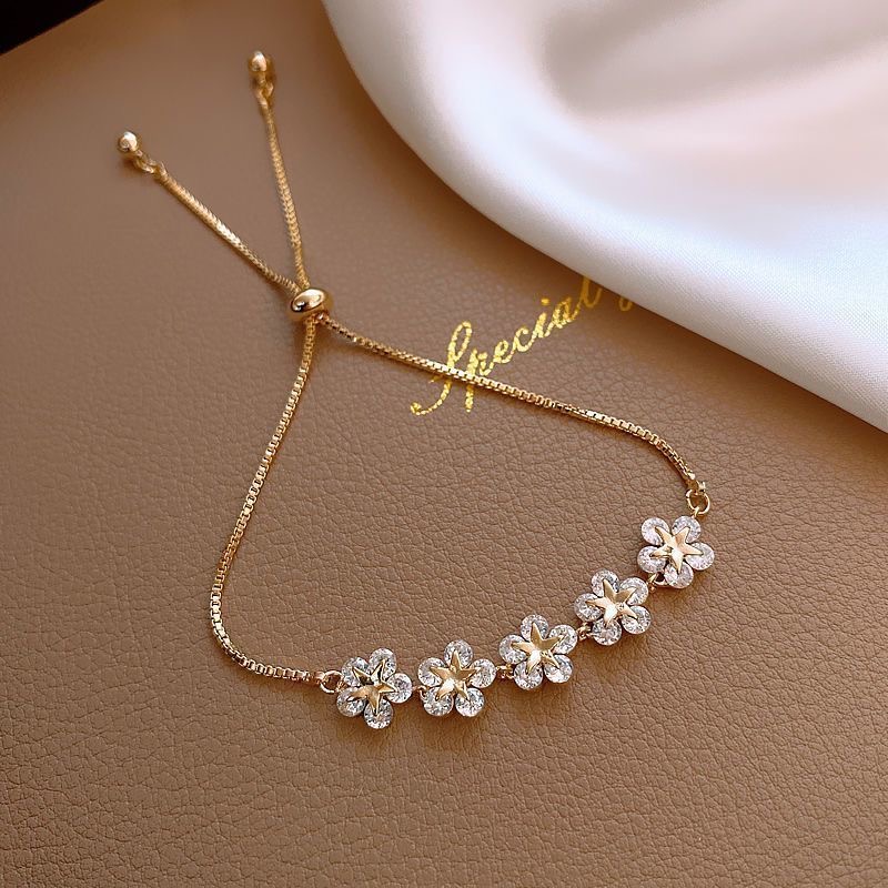 Bracelet Doré Ajustable Fleurs de Zirconium Incrustées — Éclat Premium