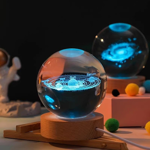 Veilleuse Boule de Cristal Lumineuse Gravée au Laser 3D - Globe Spatial LED avec Socle en Bois