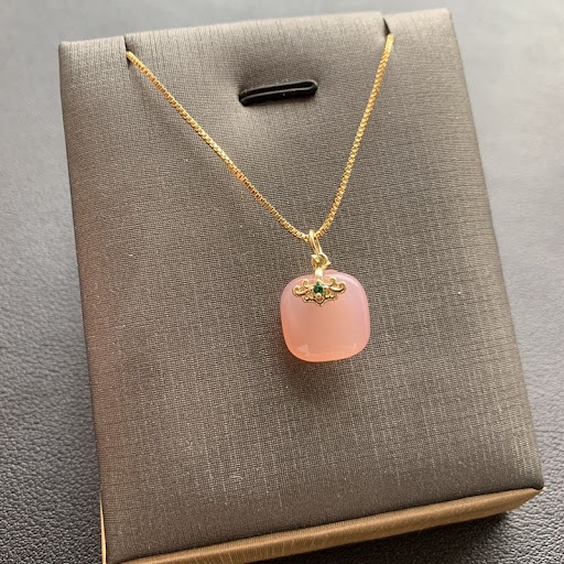 Collier Pendentif Carré en Agate Rose Naturelle — Chaîne Dorée