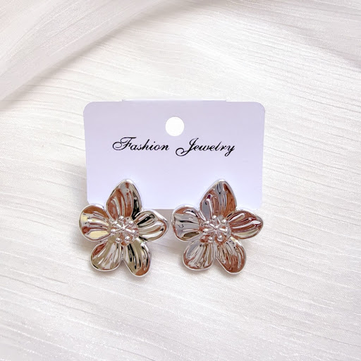 Boucles d'Oreilles Clous Fleur Épanouie — Relief Texturé & Style Vintage