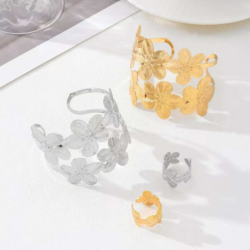 Parure Floral Glamour — Manchette Double Rangée & Bague Ajustable (Fleurs Sculptées)