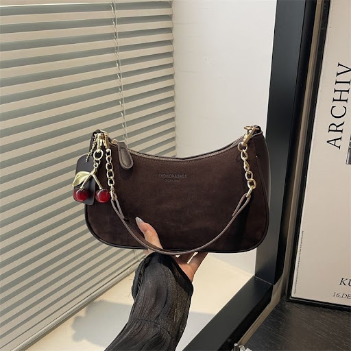 Sac à Main Baguette Vintage en Suédine — Sac d'Épaule Tendance avec Pendentif Cerise