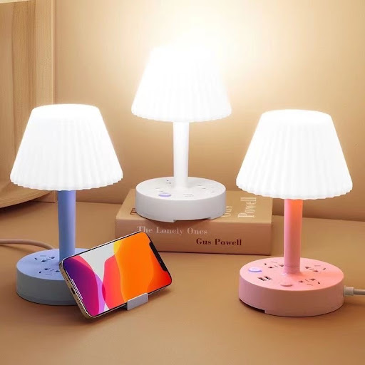 Lampe de Chevet LED Intelligente 3 Couleurs — Multiprise Intégrée, Double Port USB & Support Smartphone