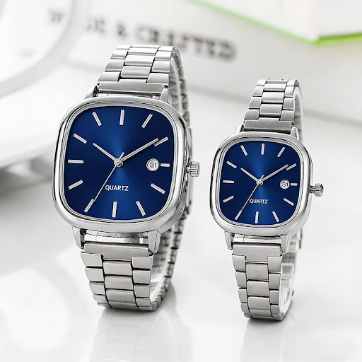 Montre Quartz Élégante à Cadran Carré Arrondi — Bracelet Métallique Inoxydable & Guichet Date (Modèles Homme, Femme & Couple)
