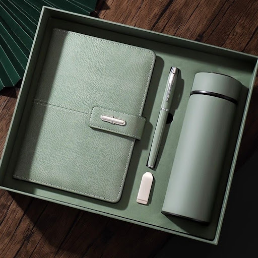 Coffret Cadeau d'Affaires Premium 4-en-1 : Carnet A5, Gourde Isotherme, Stylo & Clé USB