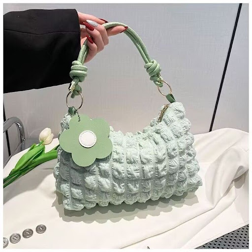 Sac à Main Plissé Style "Nuage" / "Bulle" - Bandoulière et Épaule avec Pendentif Fleur (Modèle Tendance)